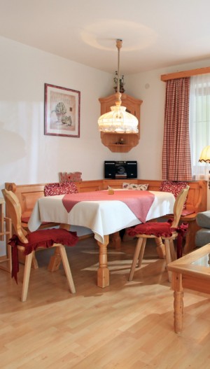 02-Appartement-2-Sitzecke-(hoch)